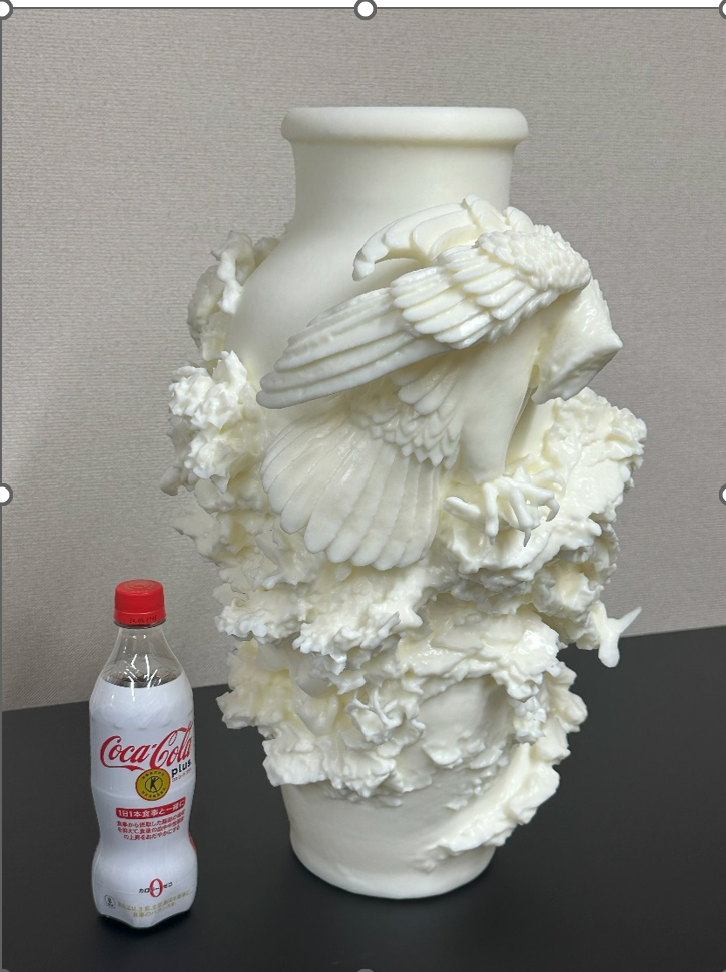 等身大の3Dプリント花瓶（ペットボトルと比較）